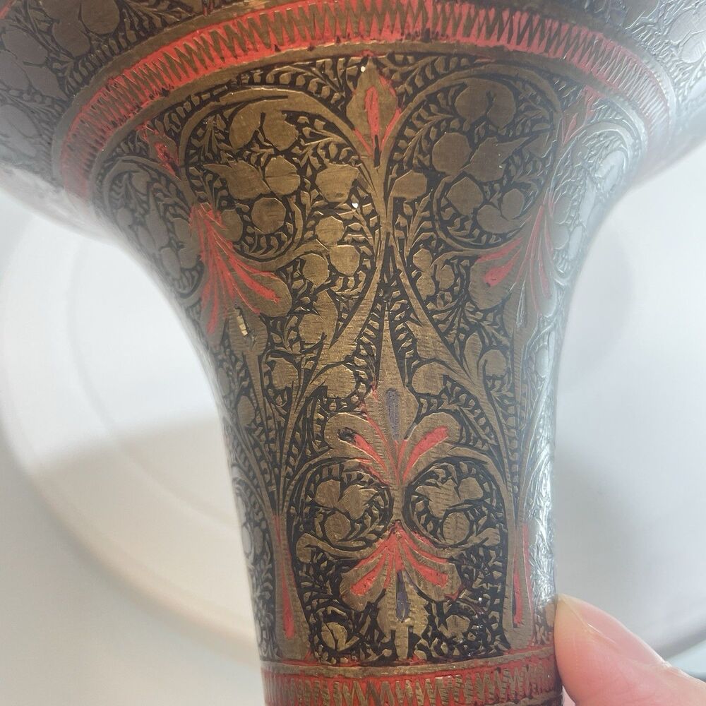 Vtg Indian Brass Trumpet Vase Hand Etched Champleve Enamel Red Black India 557 - Picture 5 of 10